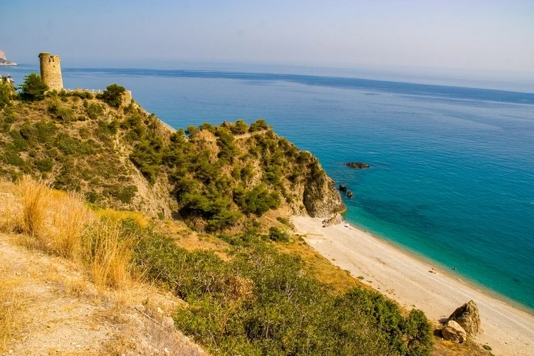 Cala De La Torre Del Pino - playa en Nerja, Málaga